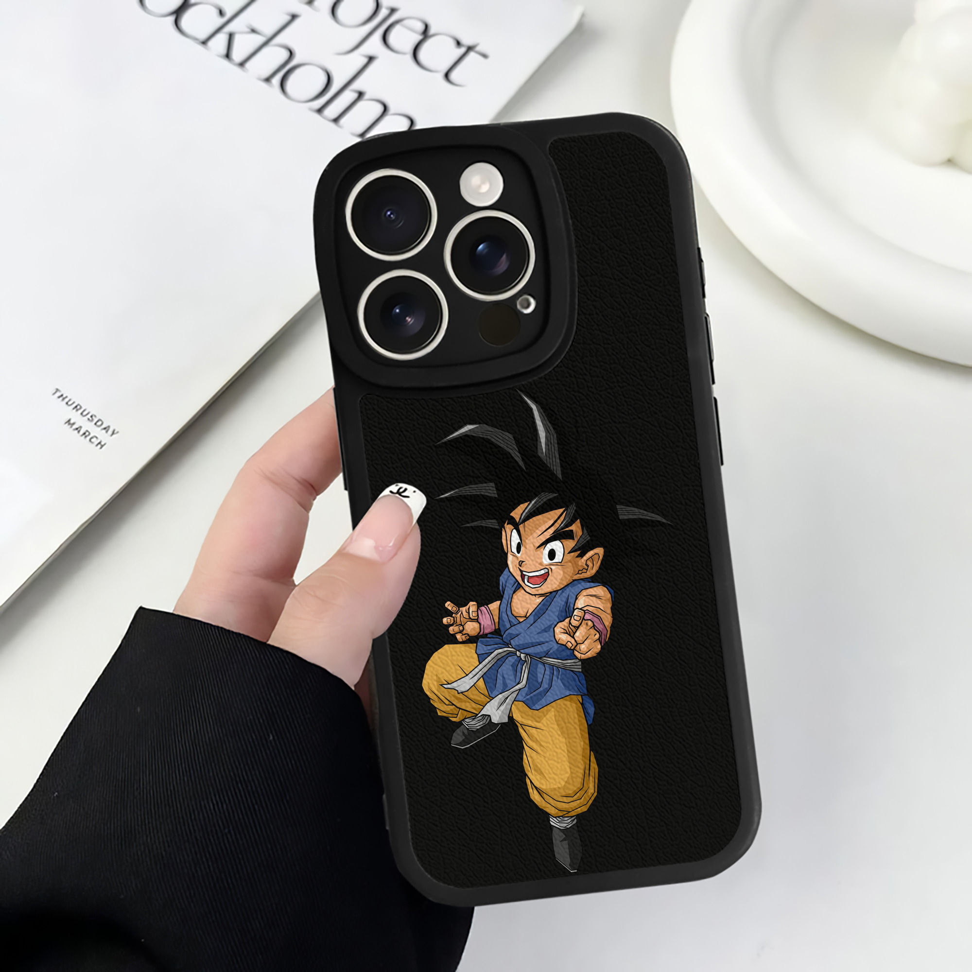 （画像用） ドラゴンボール 孫悟空（そん ごくう）Son Goku カカロット DRAGON BALL Kakarotto 【iPhone 16シリーズ対応】シリコンスマホケース（レザー調） 材質：シリコン